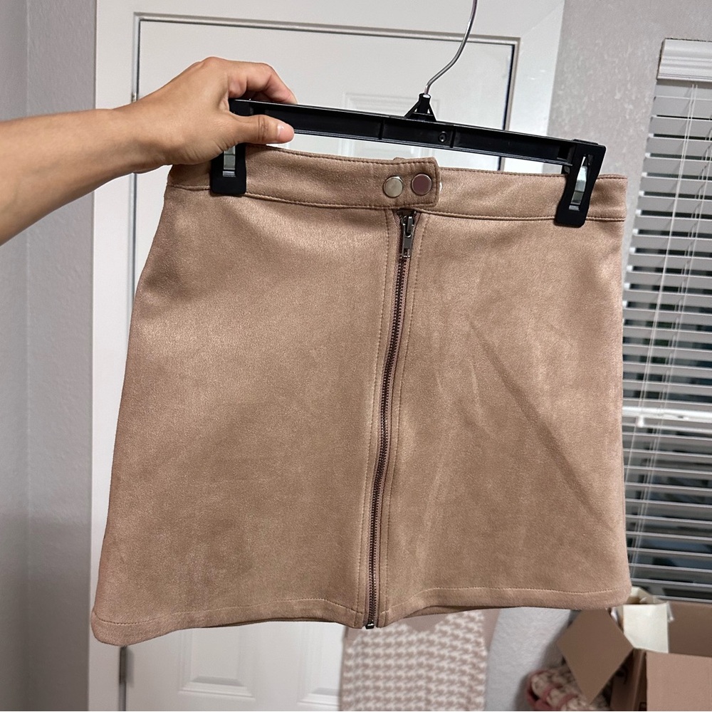 Front zipper mini skirt, super cute color and lightweight. New, tags removed